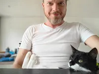 Danko met kat op schoot