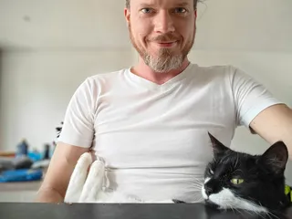 Danko met kat op schoot