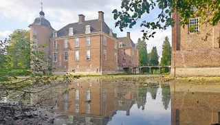 Kasteel Slangenburg spiegelt in de gracht