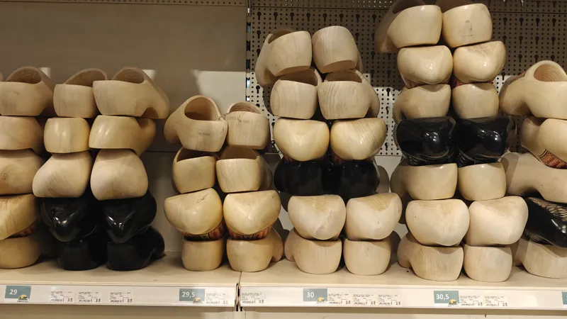 Wandelschoenen en klompen in een groene vakwinkel
