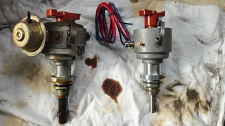 Oude contactpuntontsteking en nieuwe elektronische ontsteking naast elkaar