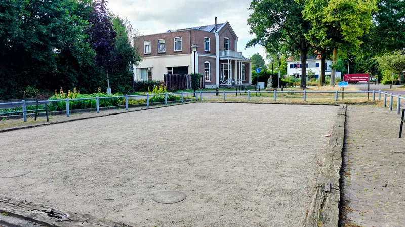Petanquevelden bij aankomst in Zelhem, leeg en verlaten