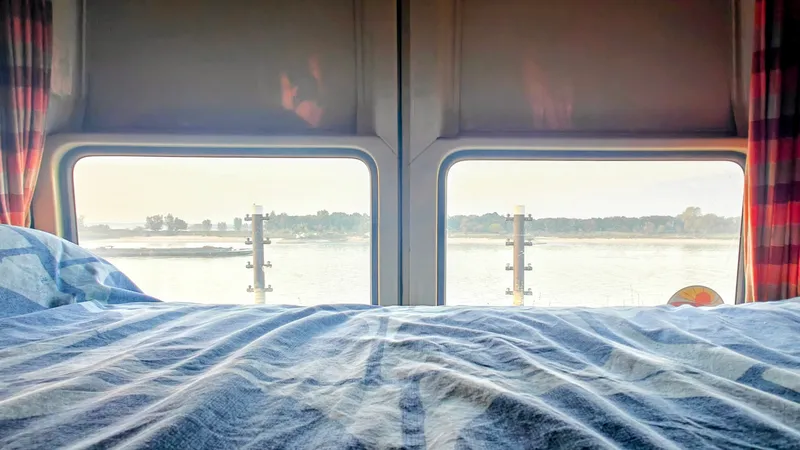 Uitzicht vanuit het bed in de camper over de Rijn bij Tolkamer