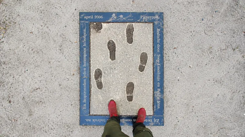 Voetafdrukken bij een Pieterpad-gedenkplaat
